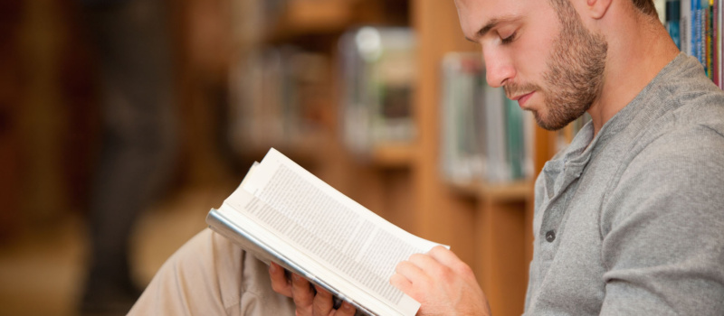 Hombre leyendo - Universidad Intercontinental